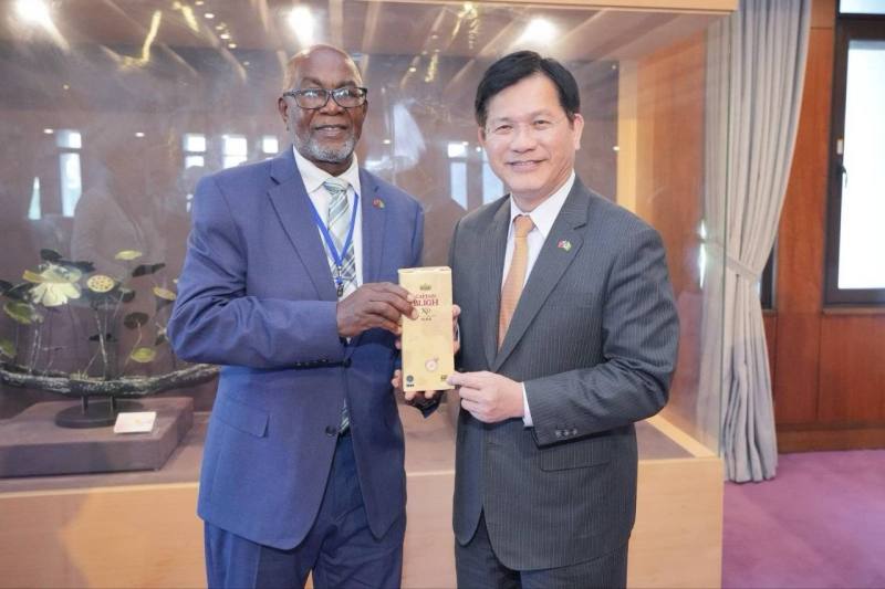 聖文森及格瑞那丁副總理李考克（St. Claire Leacock，左）致贈聖國蘭姆酒予外交部長林佳龍（右）留念。