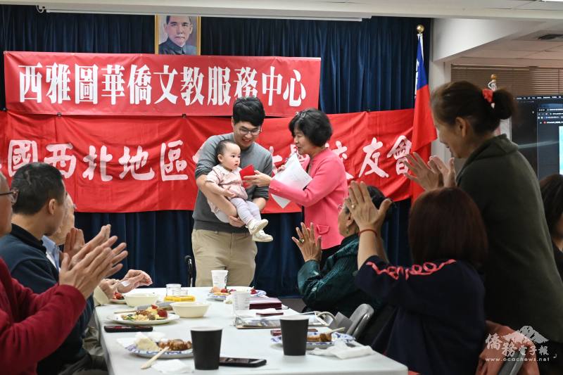 理事吳美德親切關懷校友下一代，溫馨傳遞臺大大家庭的祝福與傳承