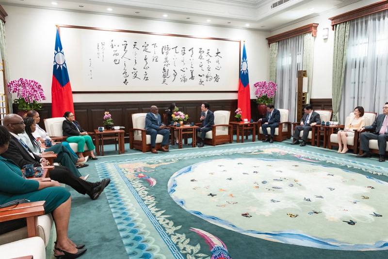 總統接見「聖文森及格瑞那丁副總理暨國家安全、災害管理及移民部長李考克伉儷乙行」