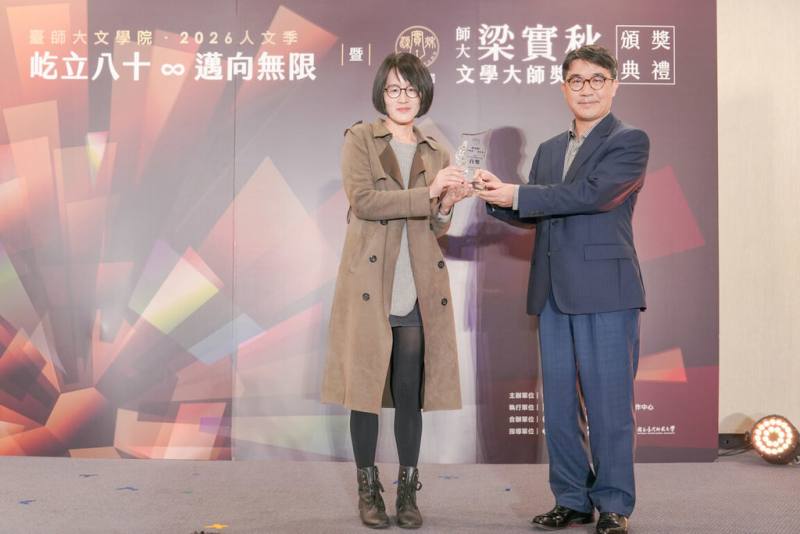 第38屆師大梁實秋文學大師獎19日在台北頒獎，台東大學副教授鄧鴻樹（右）以譯作「吉姆爺：一段軼事」獲頒「翻譯大師獎」首獎殊榮。（台師大提供）