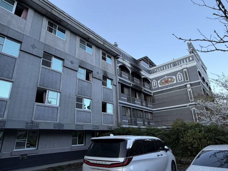 阿里山國家森林遊樂區內高峰大飯店於17日深夜發生火災，無人傷亡。火災地點位於旅社區，對其他區域及賞花地點皆無影響。（林業及自然保育署嘉義分署提供）