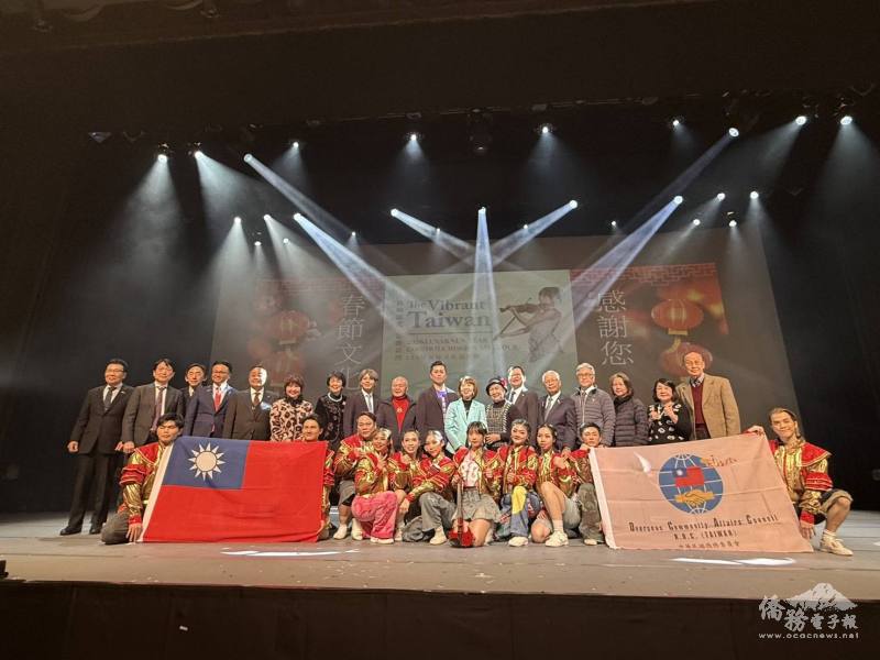 與會貴賓與團員合影