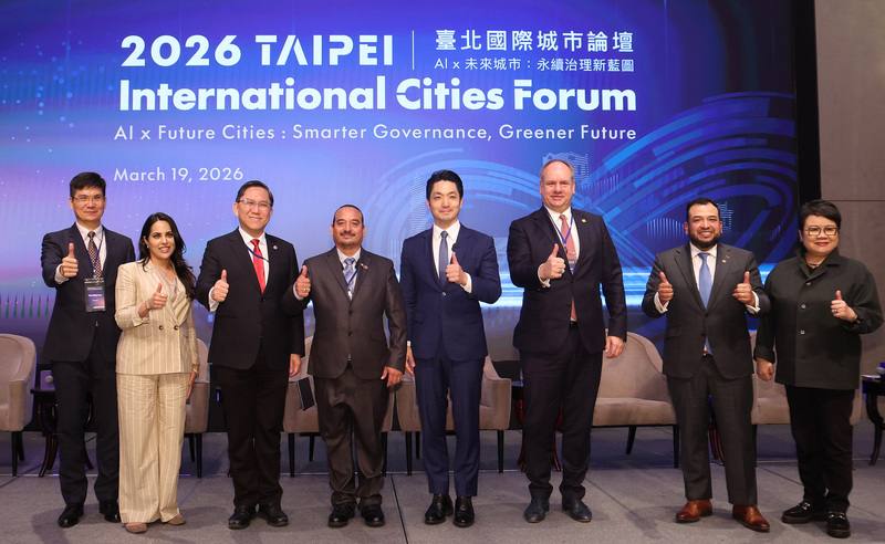2026台北國際城市論壇19日登場，台北市長蔣萬安（右4）、德國德勒斯登市長希柏特（Dirk Hilbert）（右3）、美國達拉斯代理市長莫雷諾（Jesse Moreno）（右2）、貝里斯貝爾墨潘市長凱威奇（Pablo Cawich）（左4）、新加坡西北區市長任梓銘（Alex Yam）（左3）與美國洛杉磯副市長辛都（Dilpreet Sidhu）（左2）與會，會後和北市府顧問蔡玉玲（右1）、台北大學自然資源與環境管理研究所特聘教授李育明（左1）合影。