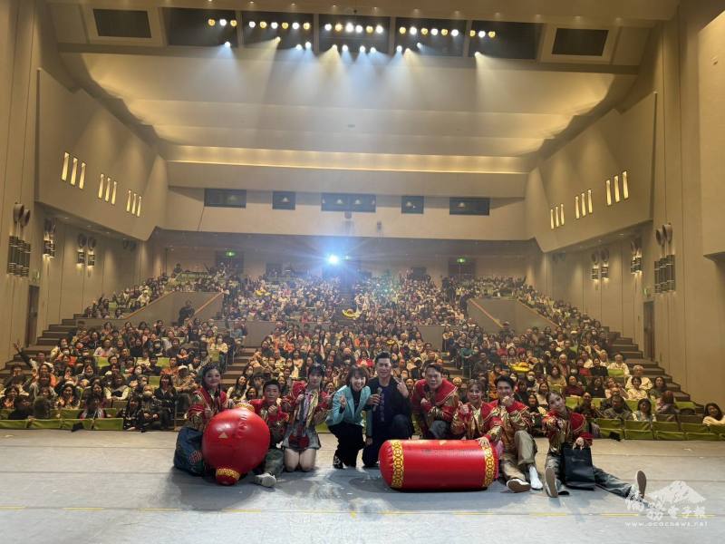 團員與全場觀眾合影