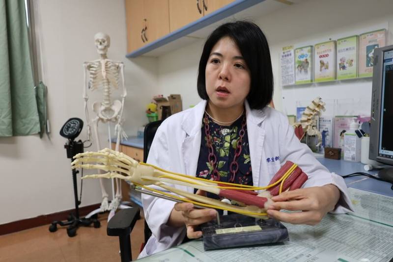 巫男右手肘感覺刺痛，只要用力握掌、轉門把等，手肘內側都會抽痛，經診斷為高爾夫球肘；醫師指出，高爾夫球肘初期只有隱約痠痛，嚴重時會有手麻、抓握無力或肌腱撕裂症狀。（彰化醫院提供）