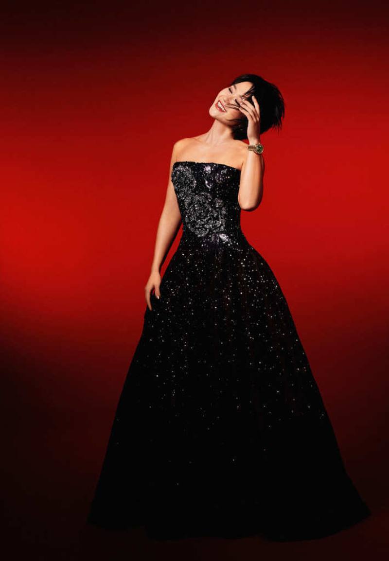 華裔美籍鋼琴家王羽佳（圖）5月將再度訪問台灣，分別在台北國家音樂廳及高雄衛武營音樂廳舉行音樂會，演出曲目更是將在音樂會當場才揭曉。（牛耳藝術提供）