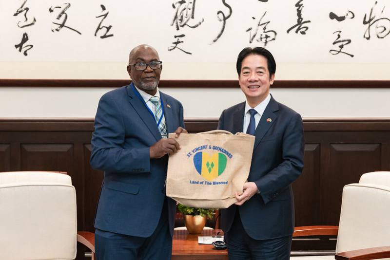 賴清德總統18日下午接見聖文森及格瑞那丁副總理暨國家安全、災害管理及移民部長李考克（St. Claire Leacock）伉儷乙行
