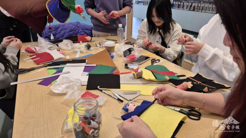 學員們專注投入於每一道製作工序，從塑造戲偶頭型、組裝結構到搭配服裝配件