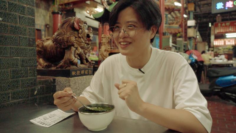 公視節目「藝術很有事」最新一集日前推出「双子之城–楊双子的台中文學風景」，跟著作家楊双子（圖）重返她的成長之地，帶觀眾感受作家筆下的台中。（公視提供）