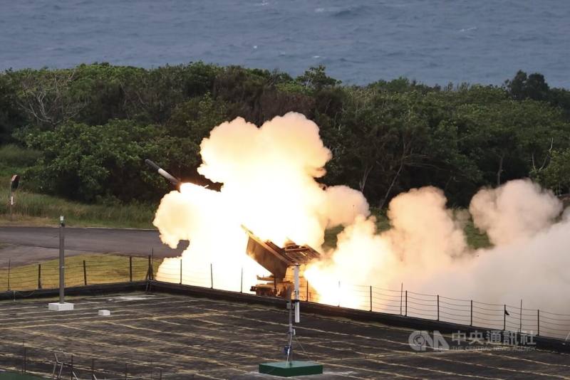 圖為去年5月國軍「海馬士多管火箭系統」射擊操演。（中央社檔案照片）