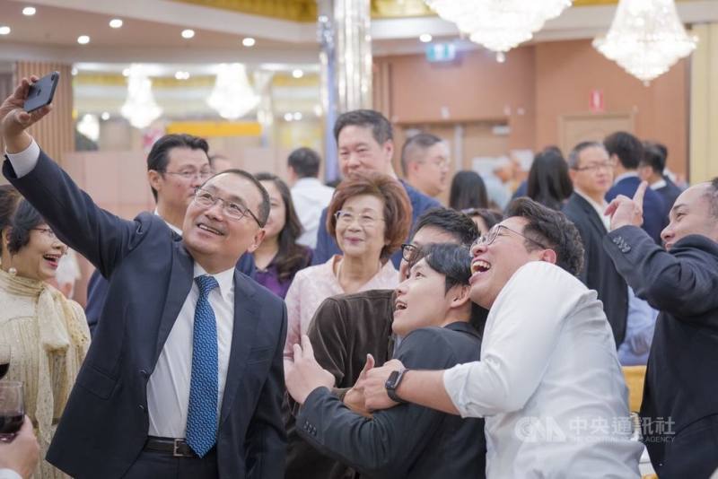 新北市長侯友宜（前左）16日起至26日率團出訪澳洲，走訪布里斯本等城市，17日晚間並參與當地僑界晚宴，深受僑胞歡迎。（翻攝畫面）