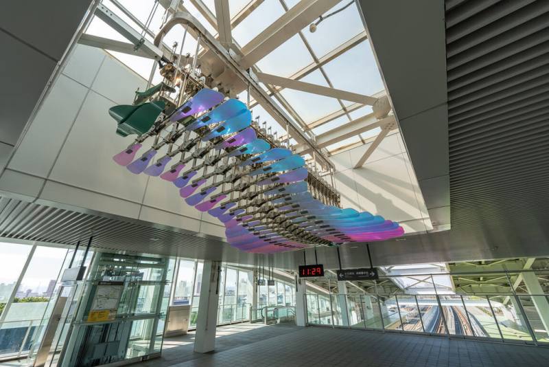 台中捷運綠線烏日站近日新設公共藝術「微浮」，以水的匯聚為創作靈感，結合水滴意象、光線折射與時間流動等元素，為捷運空間增添美學新地標。（台中捷運公司提供）