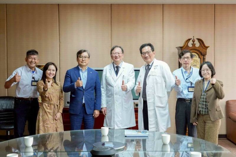 「醫療器材援助平台計畫（GMISS）」為衛福部長期支持的重要外交援助計畫，委託台大醫院醫學工程部執行，台大醫院18日舉辦計畫成果分享暨蒙古國救護車捐贈儀式。（台大醫院提供）