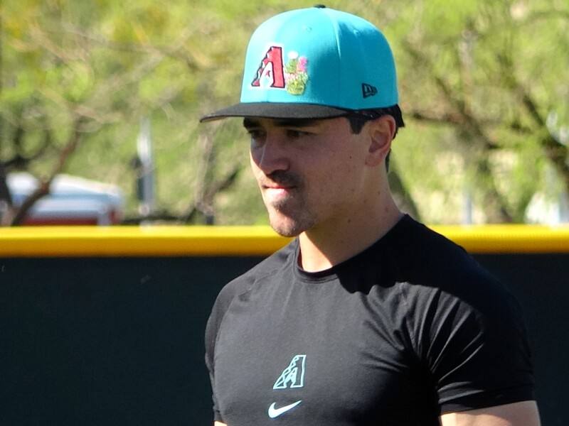 美國職棒亞利桑那響尾蛇明星外野手卡洛爾（Corbin Carroll）母親來自台灣，他接受中央社訪問時稱自己是半個台灣人。