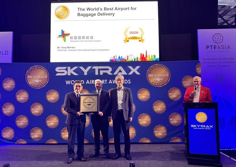 有「國際航空界奧斯卡」之稱的「全球機場獎」18日在倫敦頒獎，桃園國際機場蟬聯「全球最佳行李運送」首獎，桃機董事長楊偉甫（左）和副總經理孫宏彬（右）上台接受主辦單位Skytrax執行長普雷斯德（中）的頒獎。