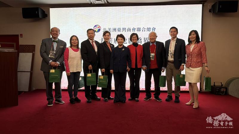 晚間僑宴中，盧秀燕（中）向白越珠、財務長李治瑞、外交聯誼委員會顧問谷祖光等致贈禮物