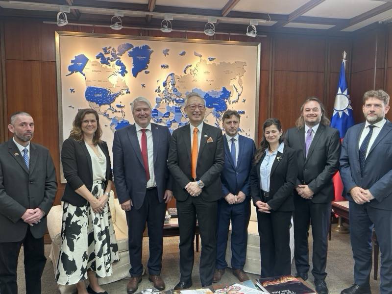 外交部政務次長吳志中（左四）與捷克維索齊納省（Vysočina）首席副省長暨國會議員佛盼卡（Otto Vopěnka，左三）乙行合影。