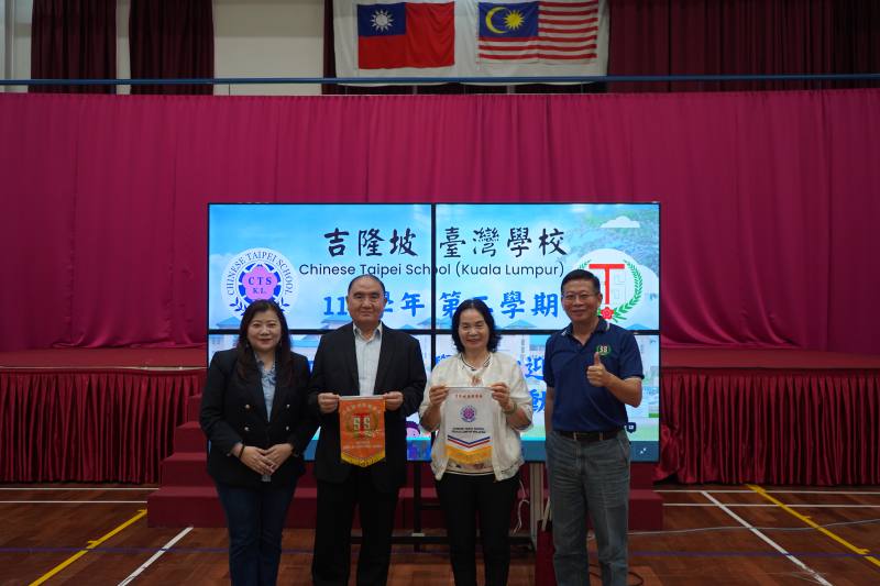 兩校互贈紀念品(左起為：吉臺校校長鄭雅芬、董事長王金欉、泗水臺校董事長陳麗華、校長楊順富)