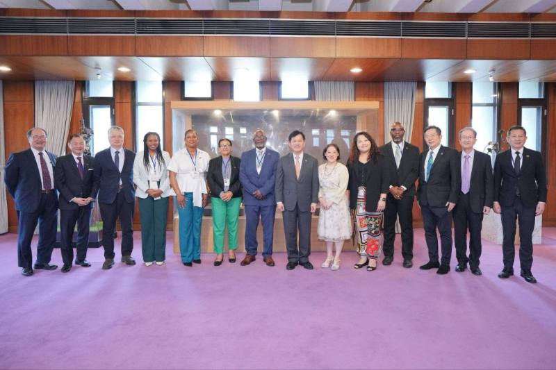 外交部長林佳龍夫婦（右七及右六）與聖文森及格瑞那丁副總理李考克（St. Claire Leacock）伉儷（左七及左六）及午宴賓客合影。