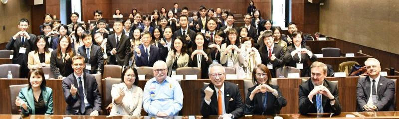 華勒沙前總統（H.E. Lech WAŁĘSA）與外交學院院長、副院長、波蘭官員及第59期學員們合影。