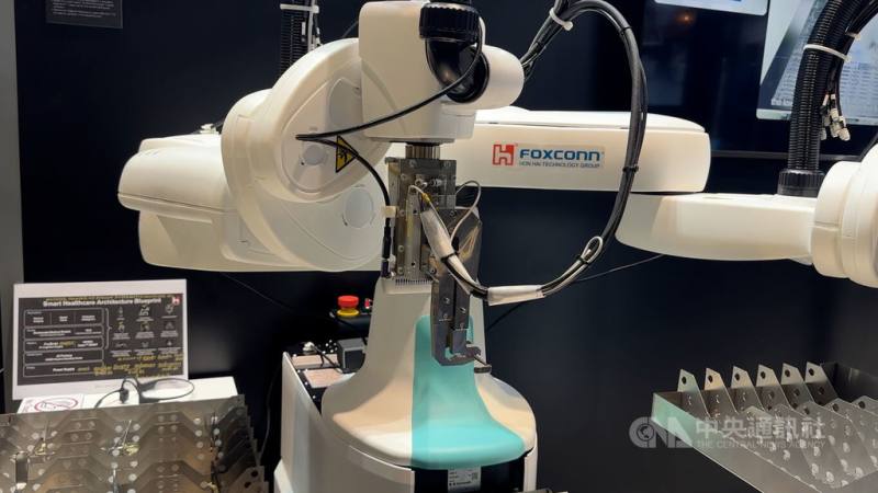 鴻海在輝達GTC大會展示全球第一台「刷手機器人」，未來將協助外科醫生手術任務