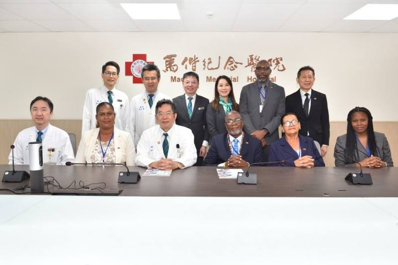 友邦聖文森及格瑞那丁副總理李柯克（Clair Leacock，另譯：李考克）（前右3）訪台，19日率團到訪馬偕紀念醫院，由總院長張文瀚（前左3）親自接待。（馬偕紀念醫院提供）