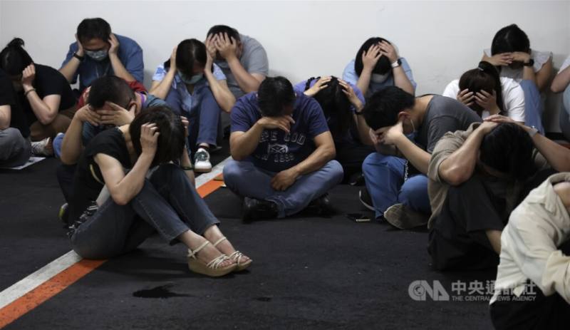 2025年城鎮韌性防空演習7月登場，松山區公所地下室有許多民眾配合避難演練，做出防護姿勢。（中央社檔案照片）