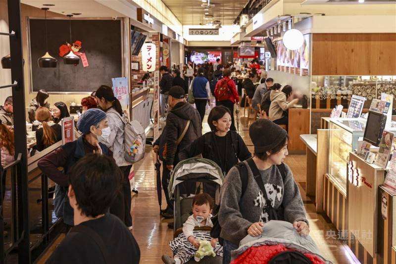 計總處公布114年10月人力運用調查統計結果，非典型就業人數降至79.9萬人，比率探102年以來新低。（中央社檔案照片）