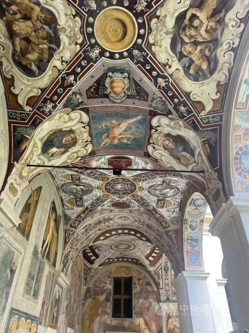 羅馬神廟遺址聖母堂旁的「裘代提修道院」（Chiostro Guidetti）內有絕美的迴廊濕壁畫