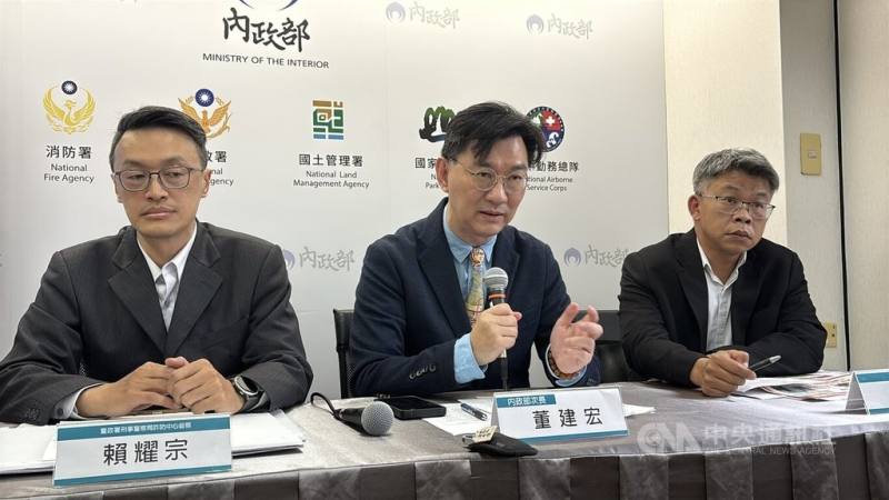 內政部19日舉行部務會報會後記者會，內政部政務次長董建宏（中）表示，目前已有85位農民完成申請承領及繳清地價程序，順利取得耕地所有權。預計民國116年底前完成1萬筆、2000公頃國有平地耕地與邊際養殖用地的租約清查與審議。圖左為警政署刑事局詐防中心督察賴耀宗，圖右為內政部地政司長林家正