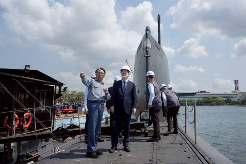 賴清德總統19日上午前往高雄視導「海昌計畫」、「海軍大氣海洋局」及「海軍256戰隊」