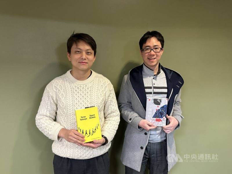 短篇小說集「子彈是餘生」作者寺尾哲也（右）與譯者王可（左）在紐約台北文化中心合影