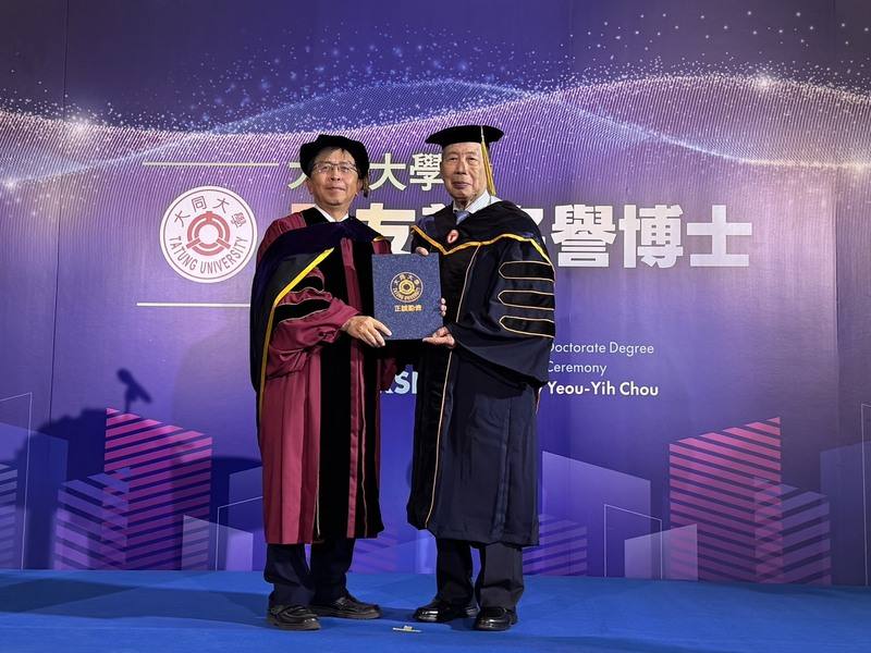 曾打造台灣首台彩色電視和12吋黑白手提式交直流電視機的增你強公司總裁周友義（右），20日獲大同大學校長何明果（左）頒發大同大學名譽博士；何明果表示，周友義除了專注經營與研發領域，並保有熱愛教育的初心，於母校教「電視學」與「圖學」。（大同提供）