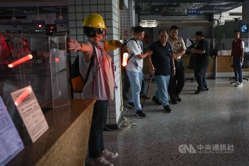 Staff at the Tucheng District Office in New Taipei guide a resident to a designated shelter following an air raid alarm during Taiwan’s Urban Resilience Exercises in July 2025. CNA file photo