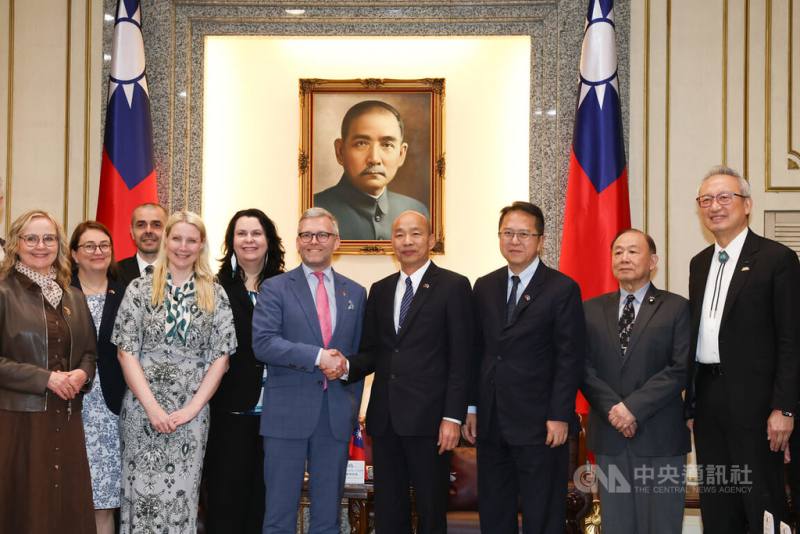 立法院長韓國瑜（右4）19日在立法院接見芬蘭國會友台小組跨黨派議員訪問團，與芬蘭國會友台小組暨情報監督委員會主席勒馬茨（Mats Löfström）（右5）握手致意