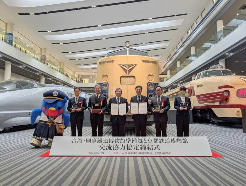 國家鐵道博物館籌備處19日與日本京都鐵道博物館正式簽署交流合作協定，由國家鐵道博物館籌備處主任鄭銘彰（右3）和京都鐵道博物館館長松岡俊宏（右4）代表簽署。（國家鐵道博物館籌備處提供）