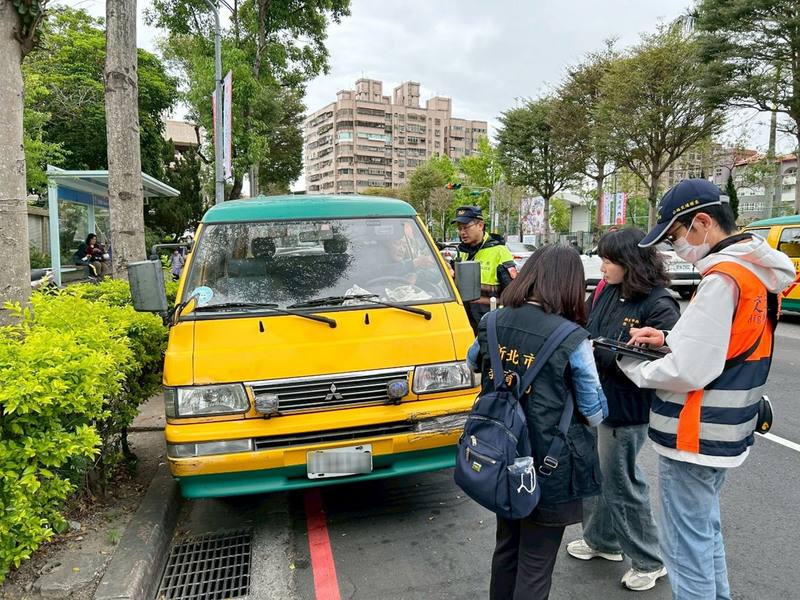 新北市政府教育局20日表示，19日在中和區加強查核學童與幼童車輛安全，包括滅火器、安全門等安全設備是否符合相關規定。（新北市教育局提供）