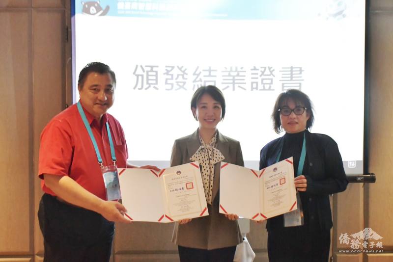 李姸慧（中）頒發結業證書，學員長郭祖惠（左）、副學員長李雷菲菲（右）代表領取