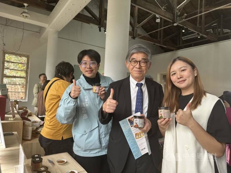 國立故宮博物院首度攜手花蓮市公所推出「故宮相伴、洄瀾有禮」合作專案，19日與花蓮7家廠商、25件商品聯名，擴大既有通路，助力花蓮優質商品邁向國際市場。故宮博物院副院長黃永泰（中）、花蓮市長魏嘉彥（左）及業者合影