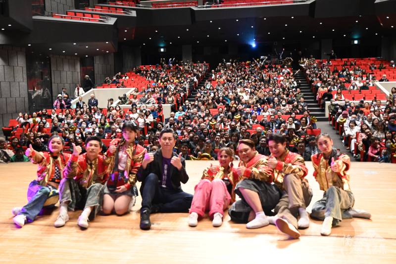 春訪團團員與觀眾合照