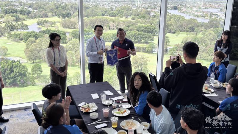 駐布里斯本辦事處處長范厚祿賽前向隊職員致意打氣
