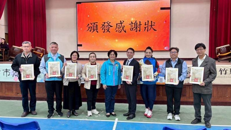 新竹縣政府19日啟動行動藝術館，透過在各校安排不同的藝術家，為師生進行作品導覽和帶領藝術欣賞，讓美學教育扎根校園。圖為縣府頒發感謝狀。（新竹縣政府提供）