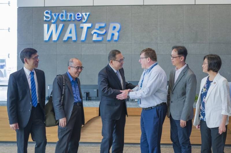 新北市長侯友宜（左3）20日率參訪團拜會澳洲雪梨水務機構，分享新北水資源治理經驗。（新北市政府提供）
