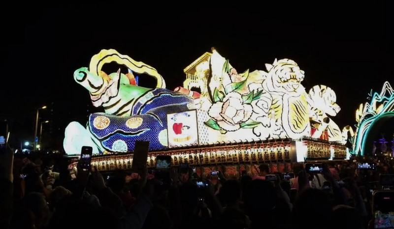 2026台灣燈會邀日本青森睡魔師團隊到台灣，工作人員在燈會現地製作巨型睡魔燈籠，參與Team Taiwan大遊行，象徵台日深厚情誼。