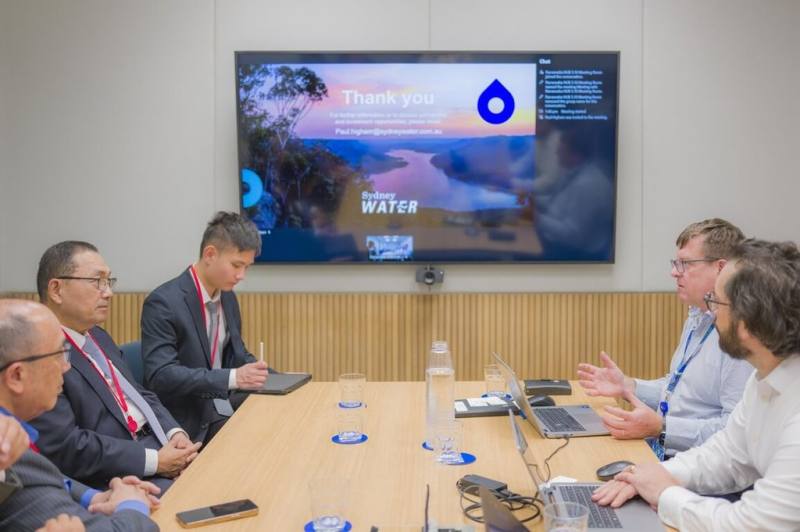 新北市政參訪團20日拜會澳洲雪梨水務機構，交流新北水資源治理經驗，並借鏡當地多元水源管理作法，未來盼持續深化交流，促進水務治理升級。左2為新北市長侯友宜。（新北市政府提供）