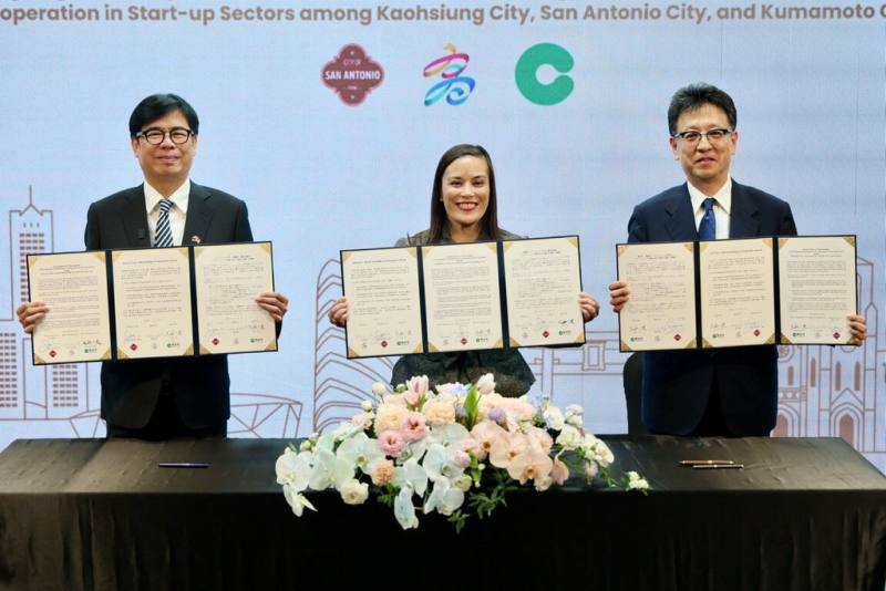 高雄市長陳其邁（左）20日與美國聖安東尼奧市長瓊斯（Gina Ortiz Jones）（中）及日本熊本市長大西一史（右），共同簽署新創產業合作備忘錄（MOU），宣示台美日城市合作再升級。（高雄市行國處提供）