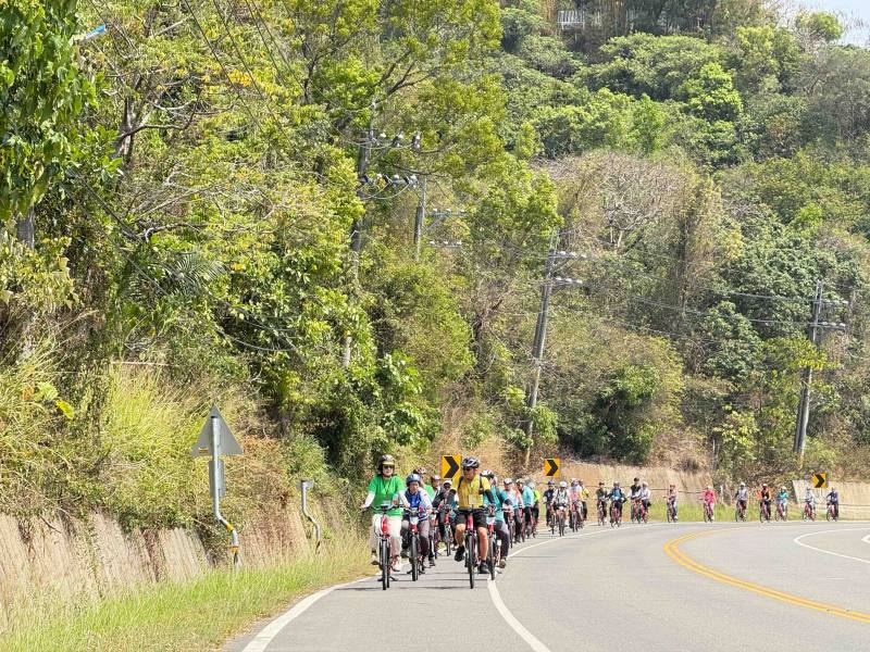 浩大自行車車隊跟隨署長前進，展現臺灣完善自行車路網下的追風魅力。