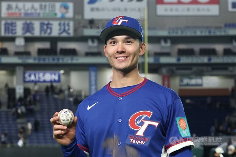 Stuart Fairchild displays his grand slam home run ball following Taiwan’s game against Czechia during the 2026 World Baseball Classic at the Tokyo Dome on March 7. CNA file photo