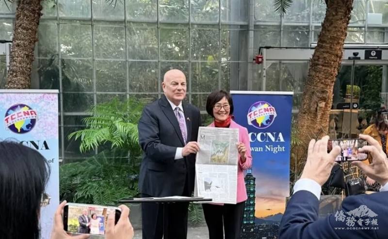 華盛頓時報主席Thomas McDevitt（左）與白越珠（右）