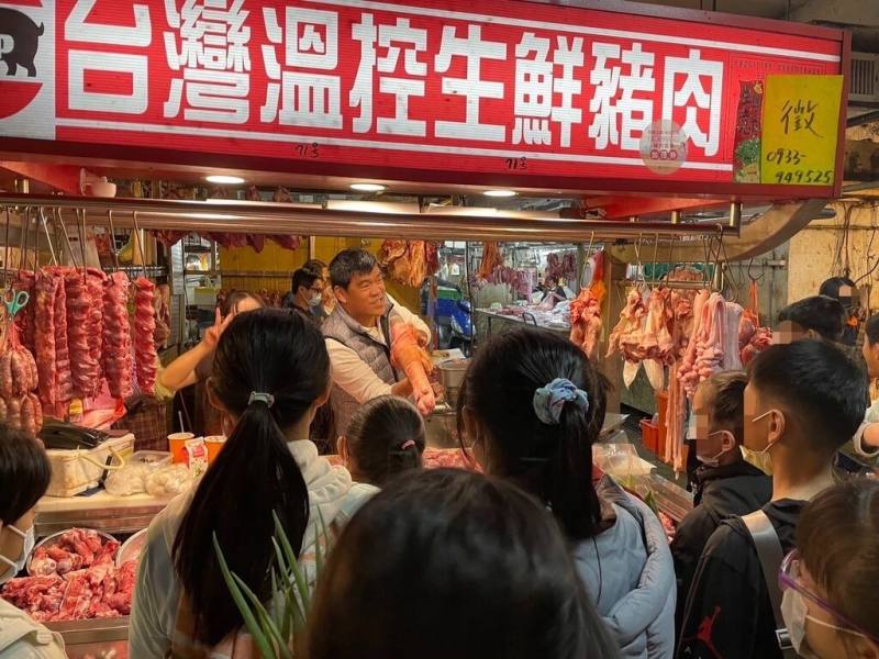 新竹市北門國小師生日前走進新竹農產運銷公司，導覽人員在生鮮肉品攤位向學生們展示豬肉部位，並傳授如何挑選肉質飽滿、新鮮肉類的採買「撇步」。（新竹市北門國小提供）